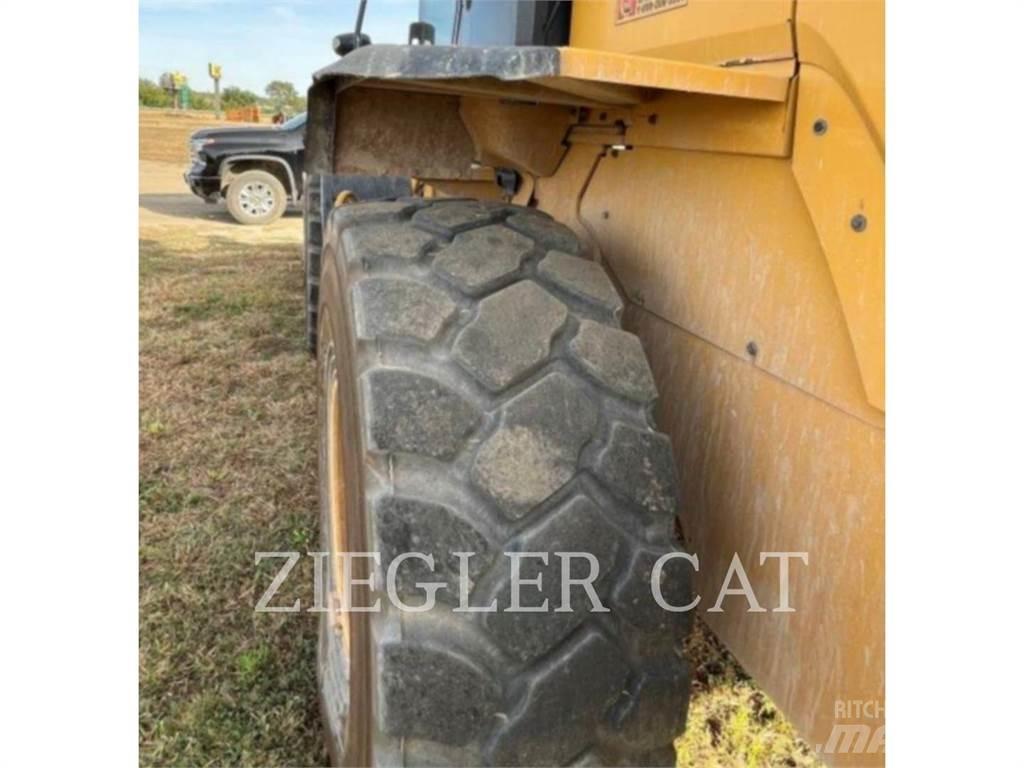 CAT 926M Pale gommate