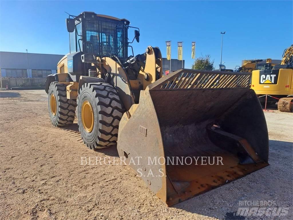 CAT 926M Pale gommate