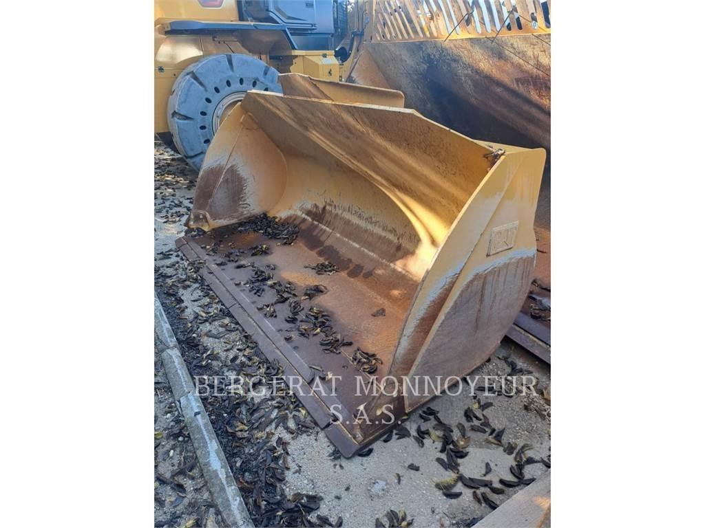 CAT 926M Pale gommate