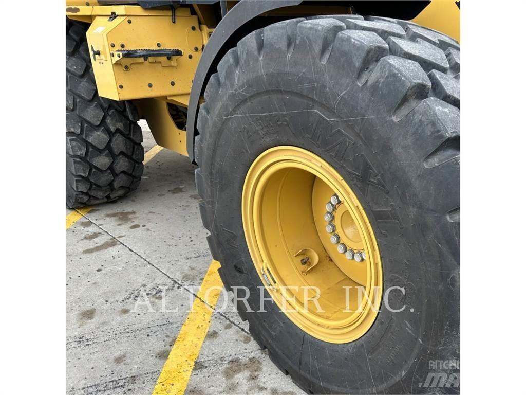 CAT 926M Pale gommate