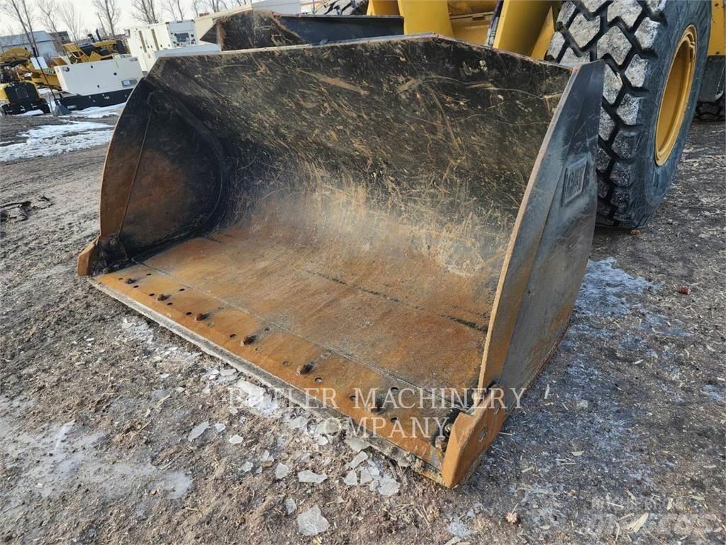 CAT 926M Pale gommate