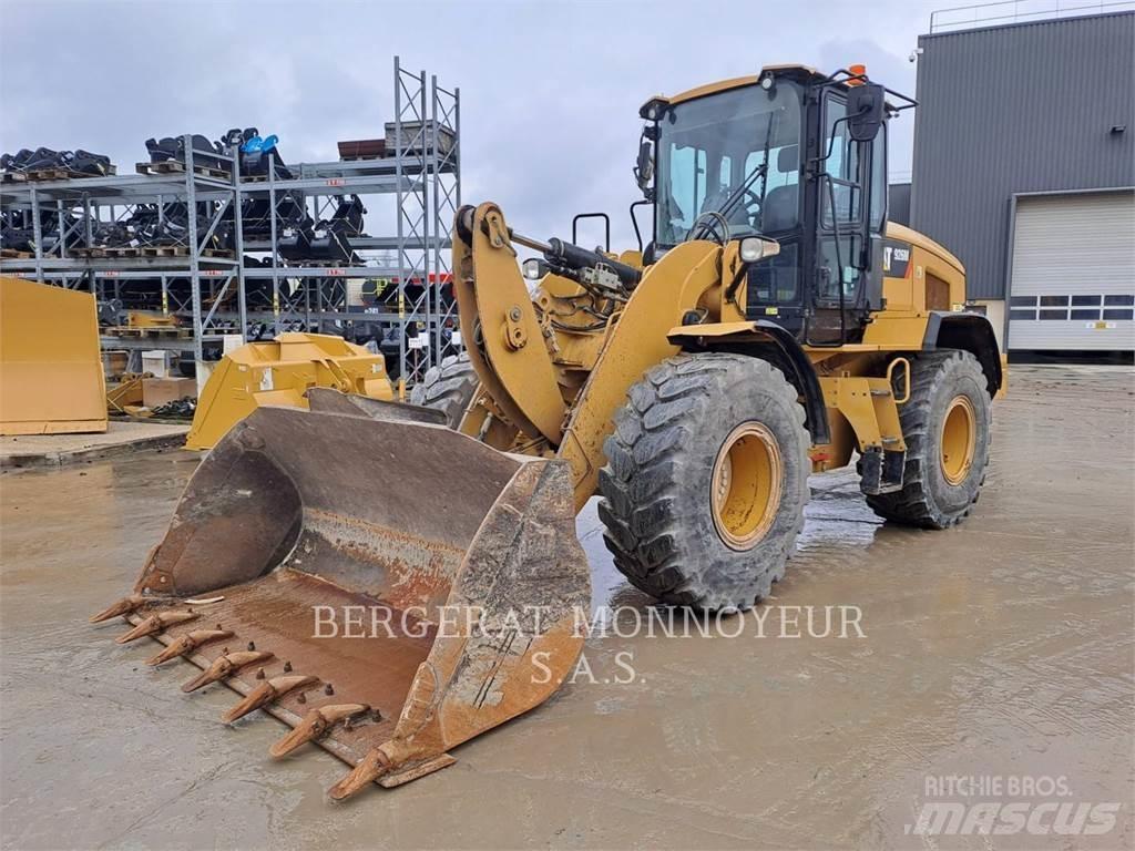 CAT 926M Pale gommate