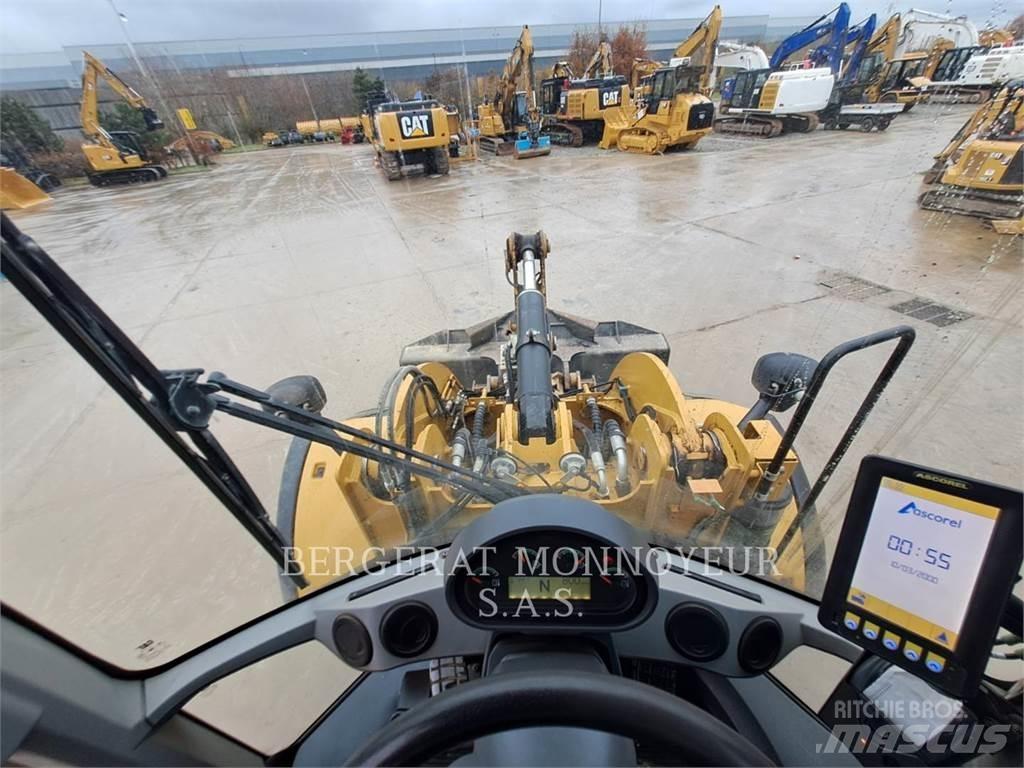 CAT 926M Pale gommate