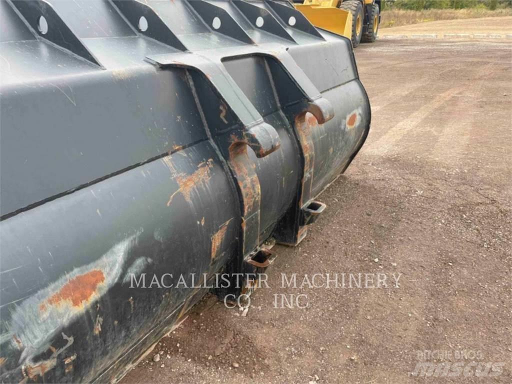 CAT 926M Pale gommate