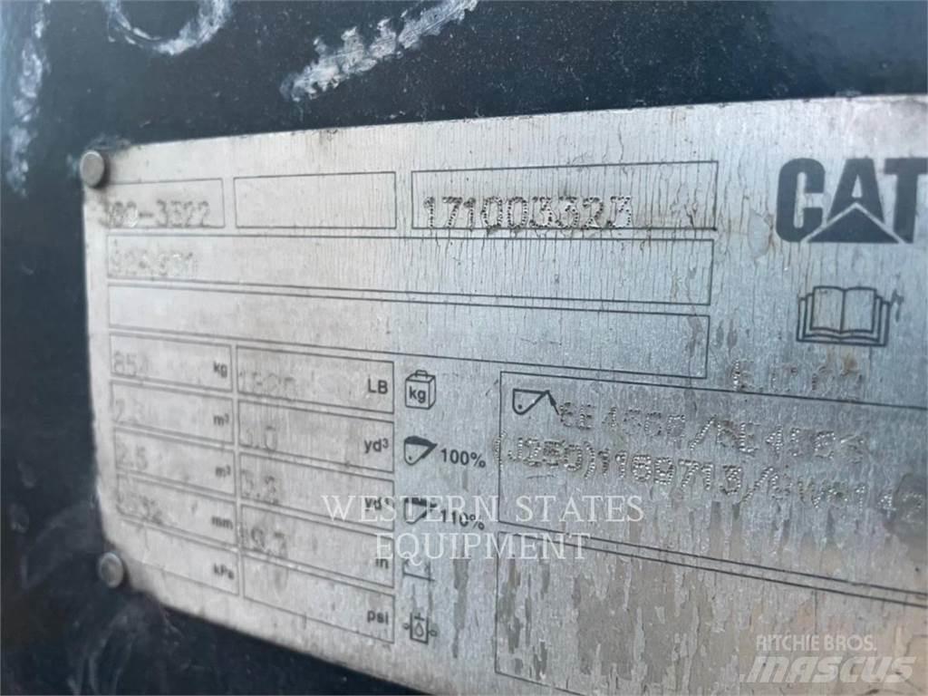 CAT 926M Pale gommate