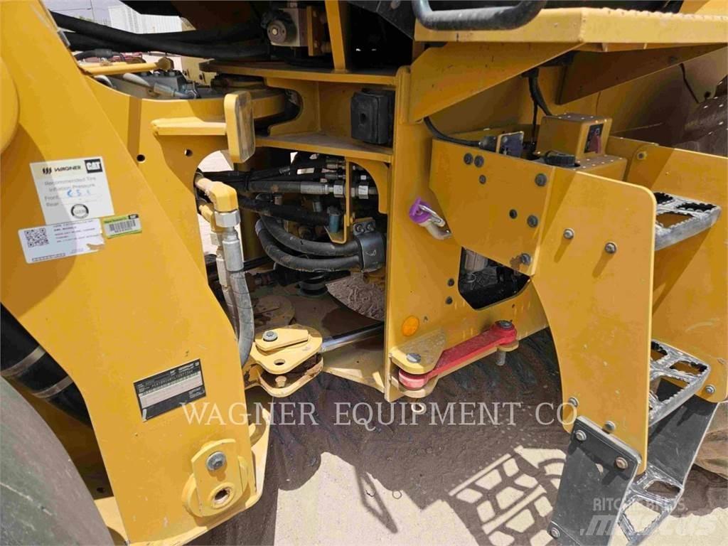 CAT 926M Pale gommate