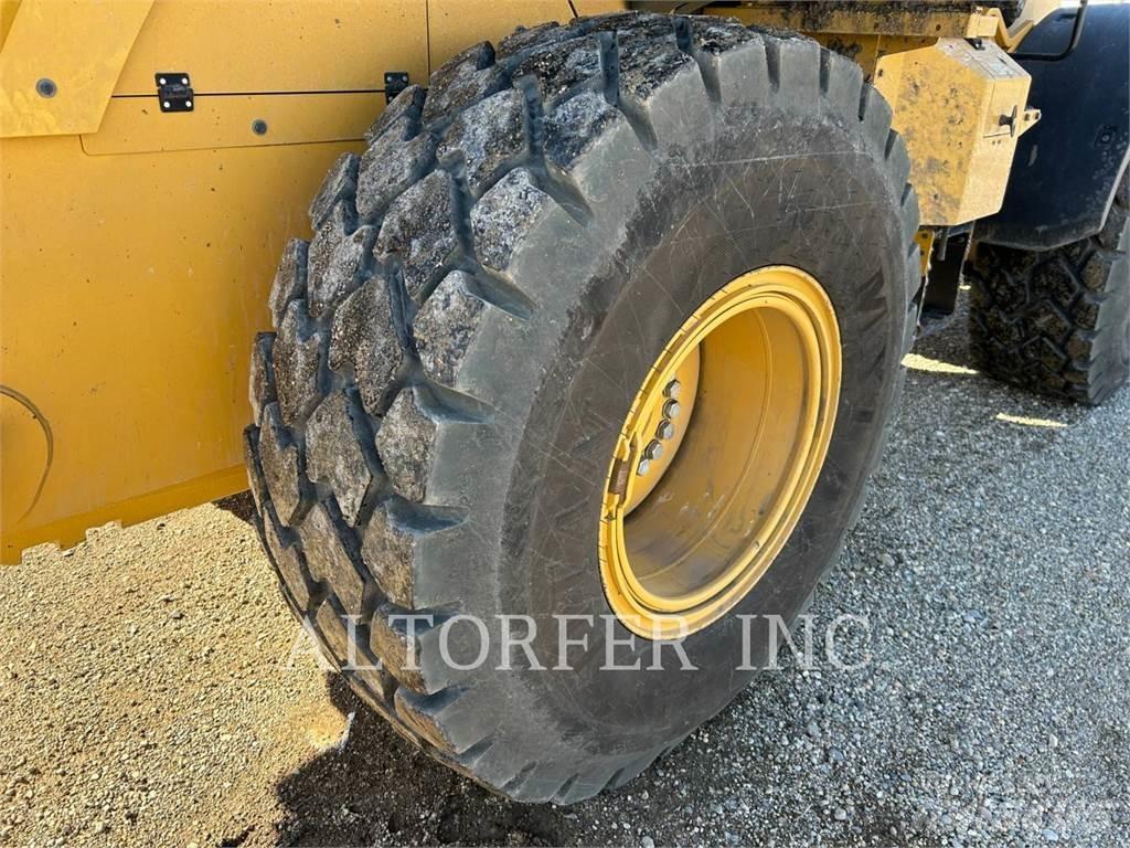 CAT 926M Pale gommate