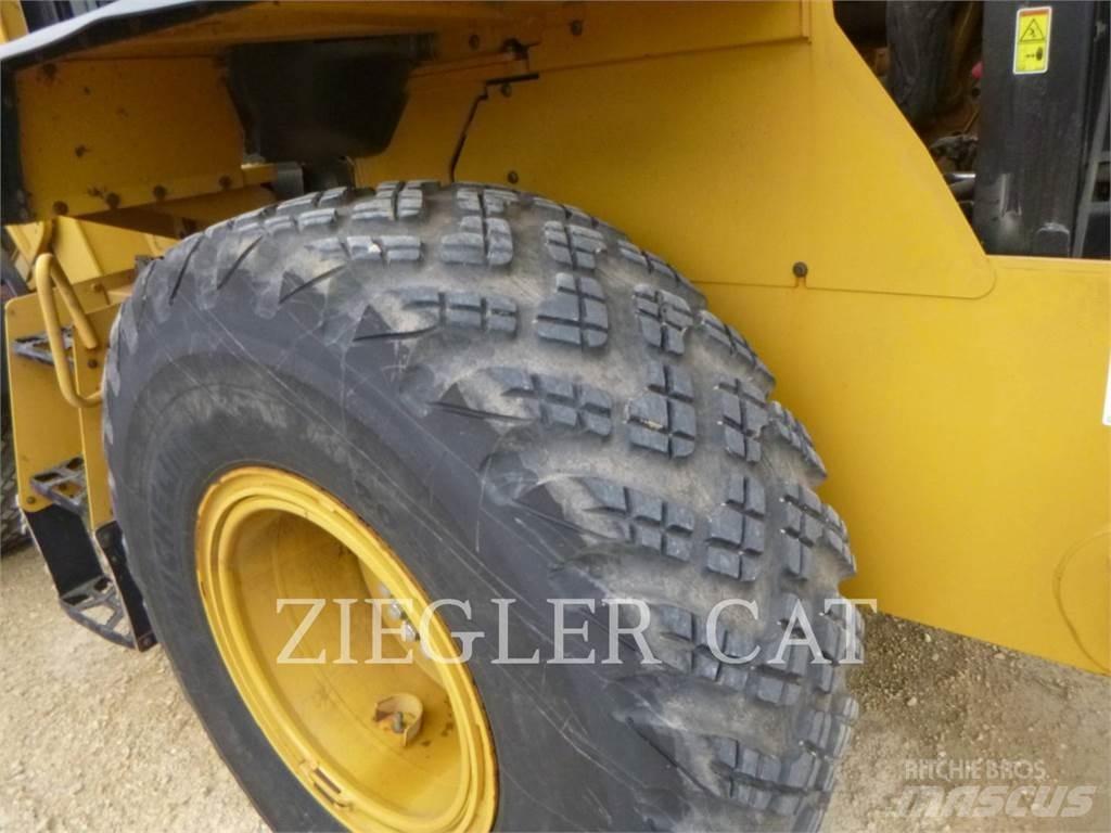 CAT 926M Pale gommate