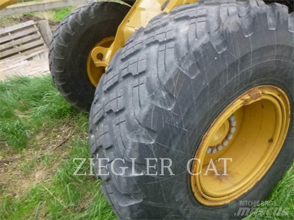 CAT 926M Pale gommate