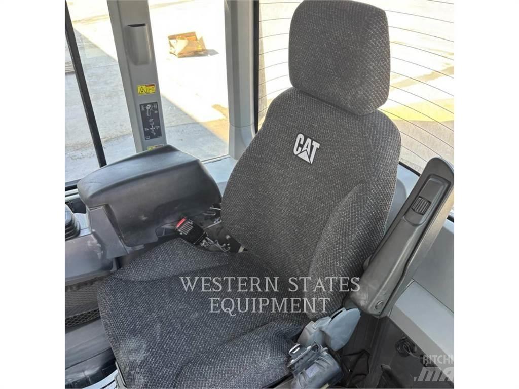 CAT 926M Pale gommate