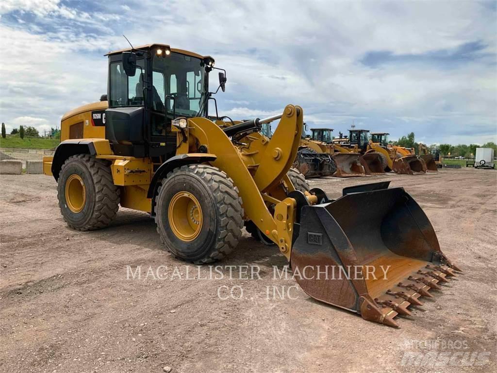 CAT 926M Pale gommate