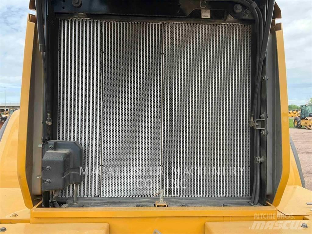 CAT 926M Pale gommate