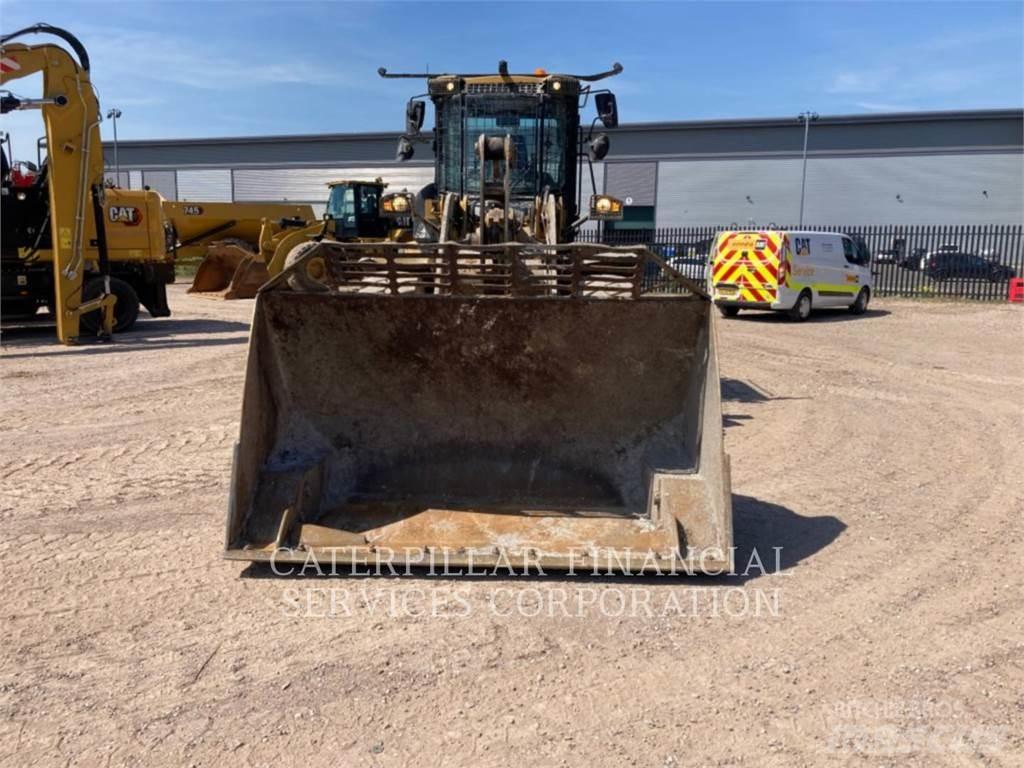 CAT 926M Pale gommate