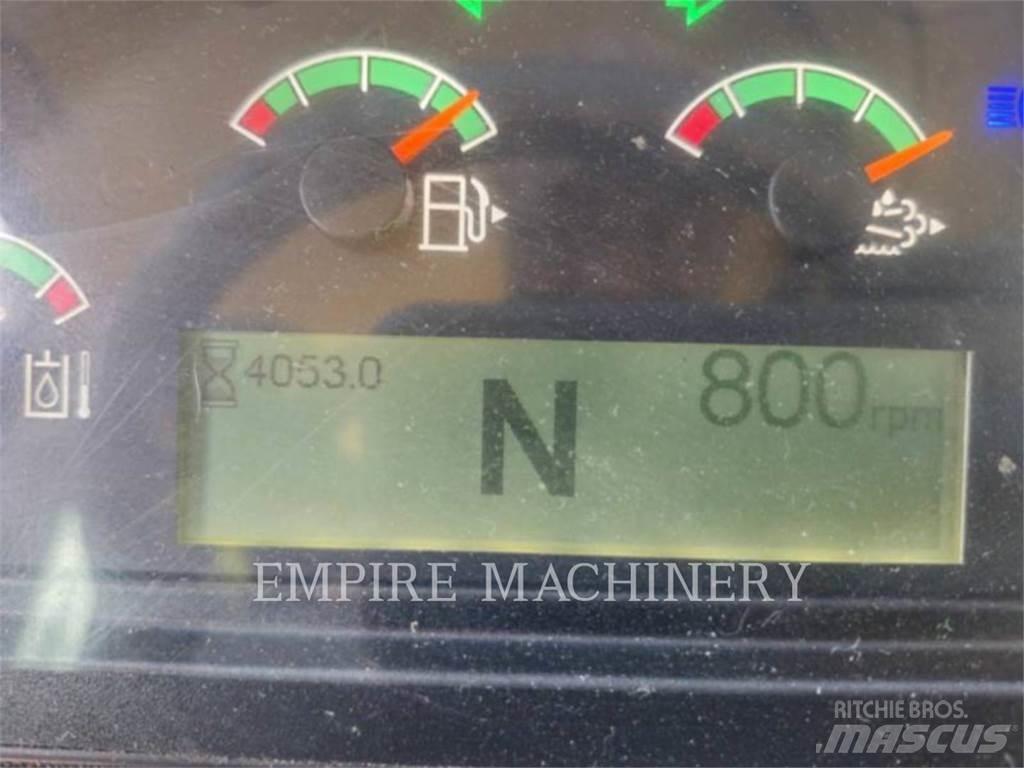 CAT 926M Pale gommate