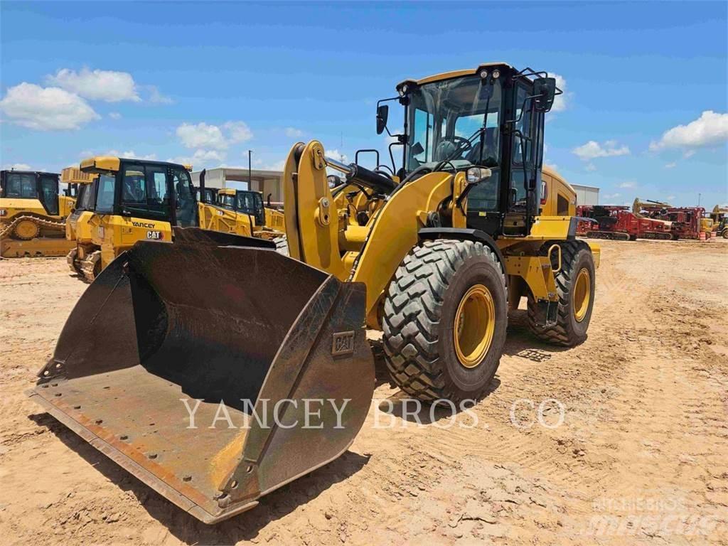 CAT 926M Pale gommate