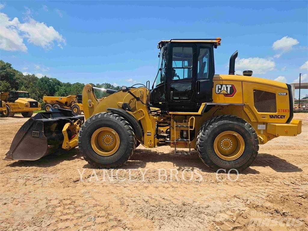 CAT 926M Pale gommate