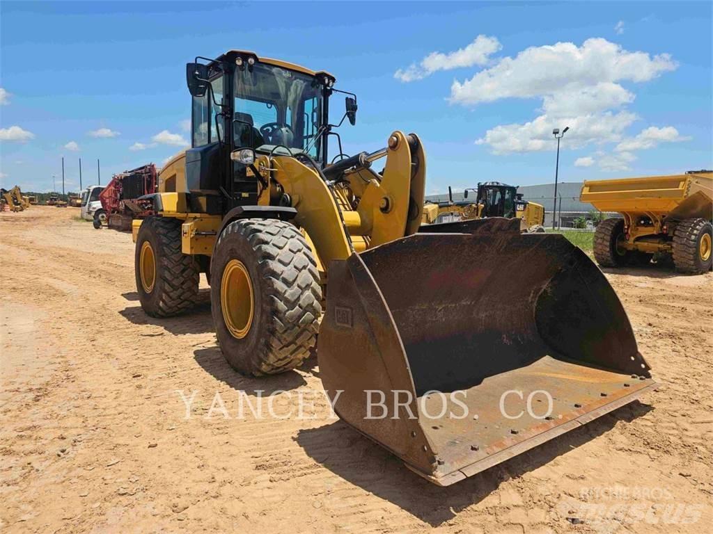 CAT 926M Pale gommate