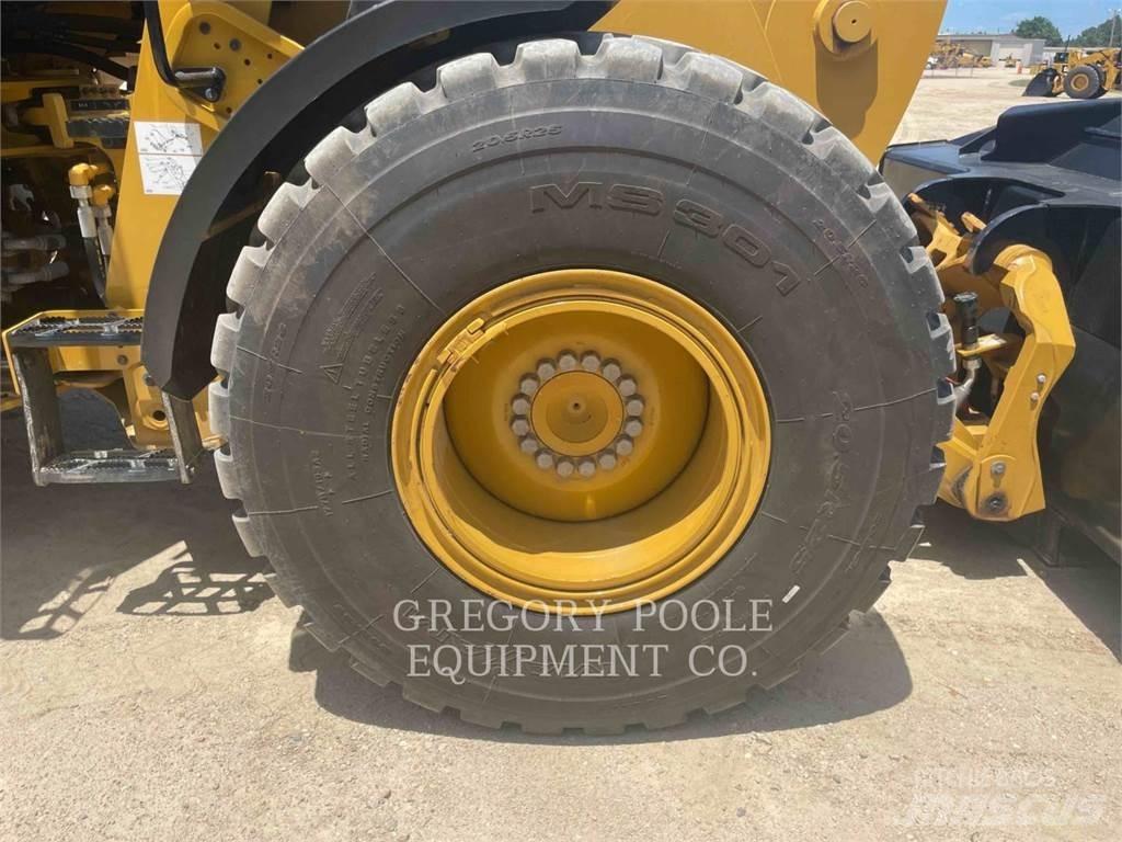 CAT 926M Pale gommate