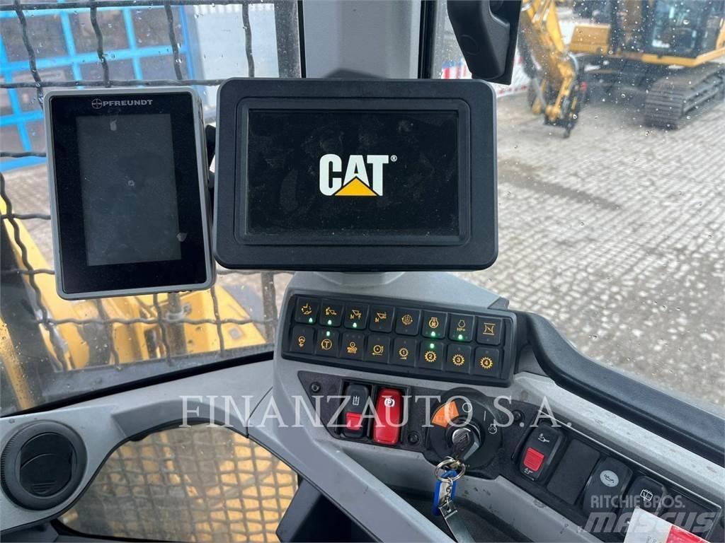 CAT 926M Pale gommate
