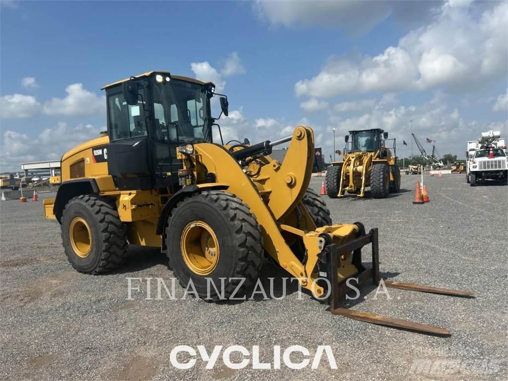 CAT 926M Pale gommate