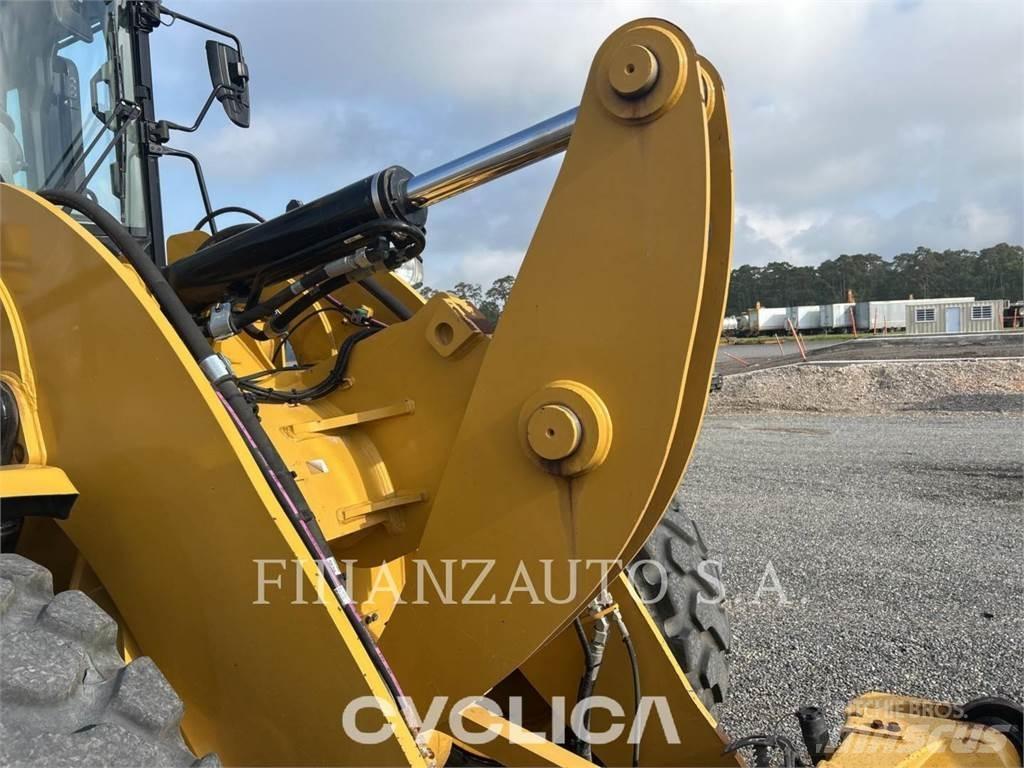 CAT 926M Pale gommate