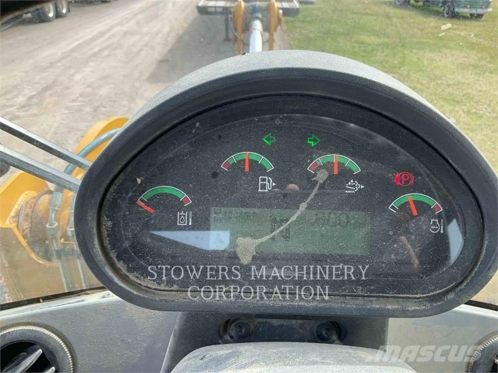 CAT 926M Pale gommate