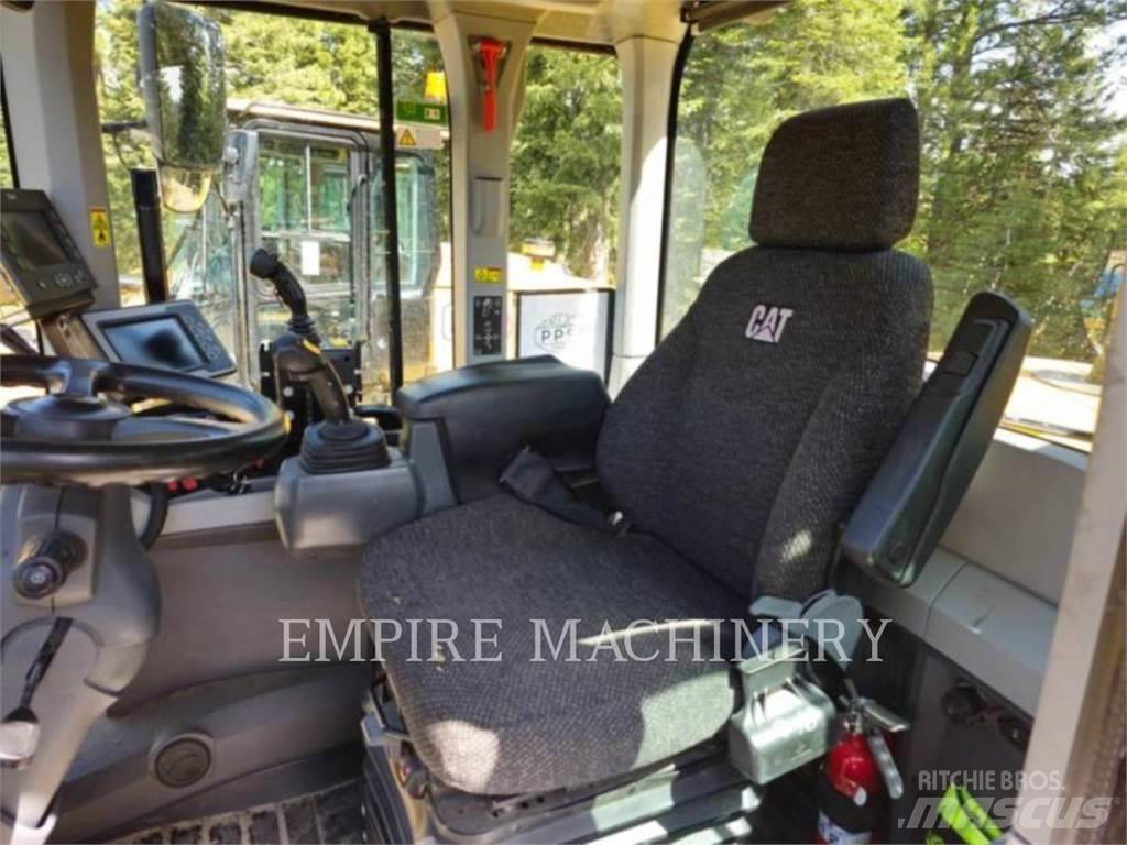 CAT 926M Pale gommate
