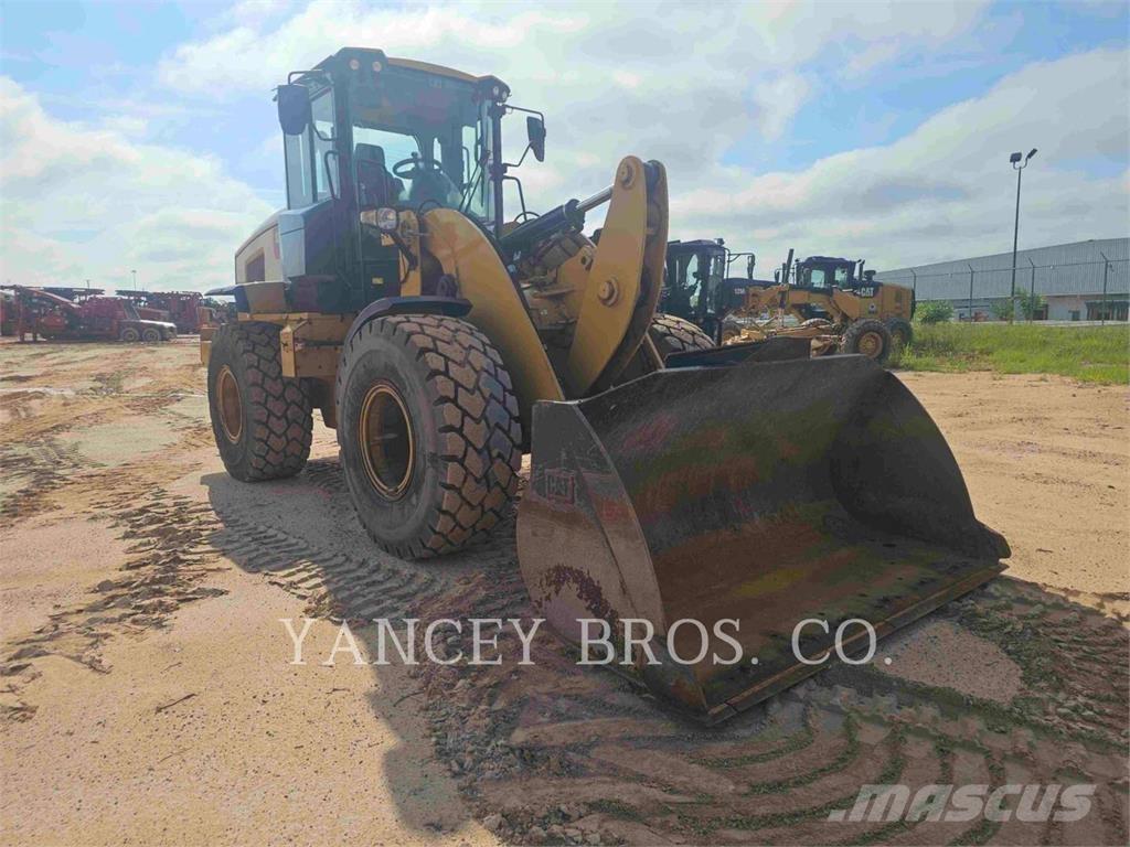 CAT 926M Pale gommate