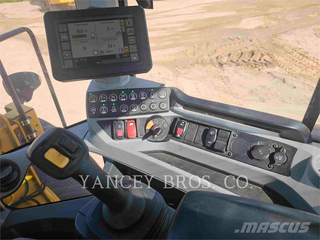 CAT 926M Pale gommate