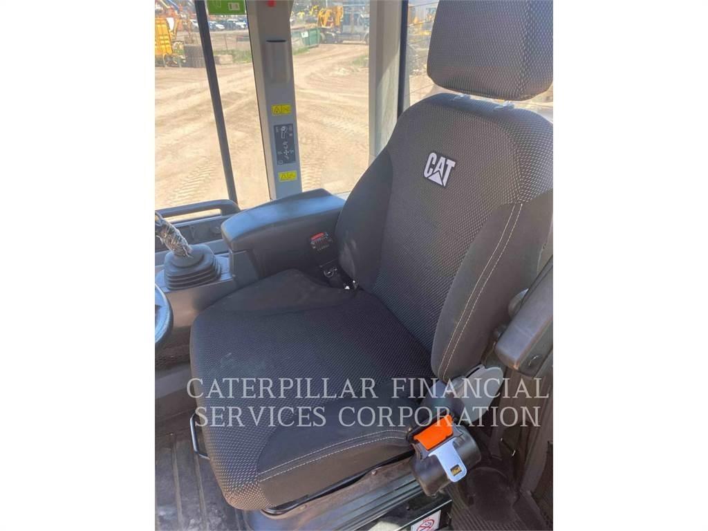 CAT 926M Pale gommate