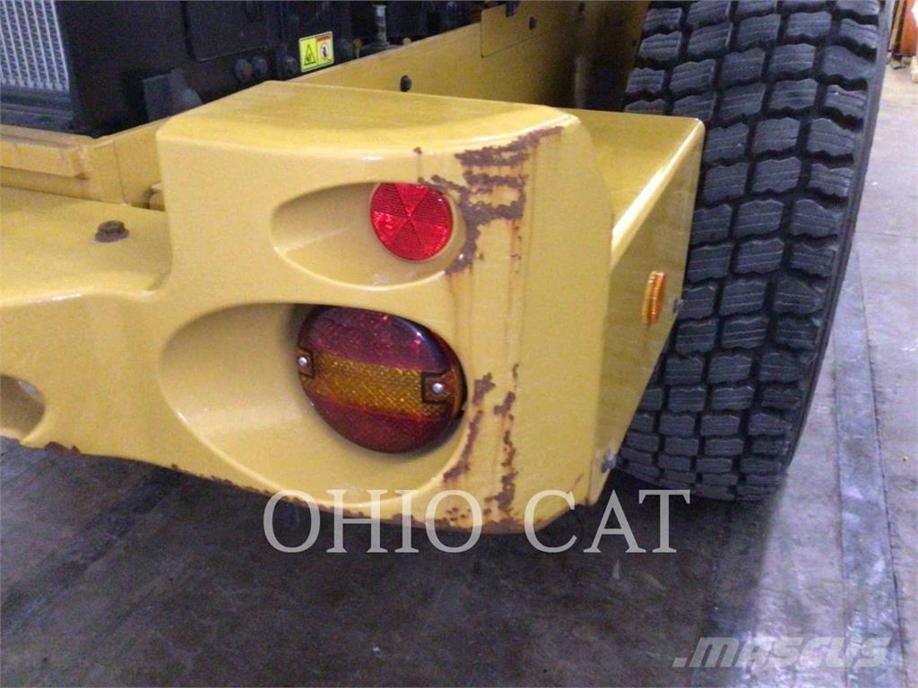 CAT 926M Pale gommate