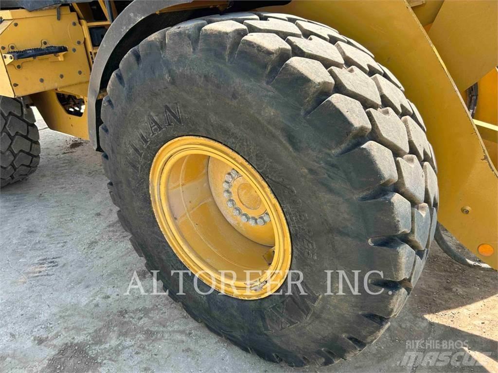 CAT 926M Pale gommate