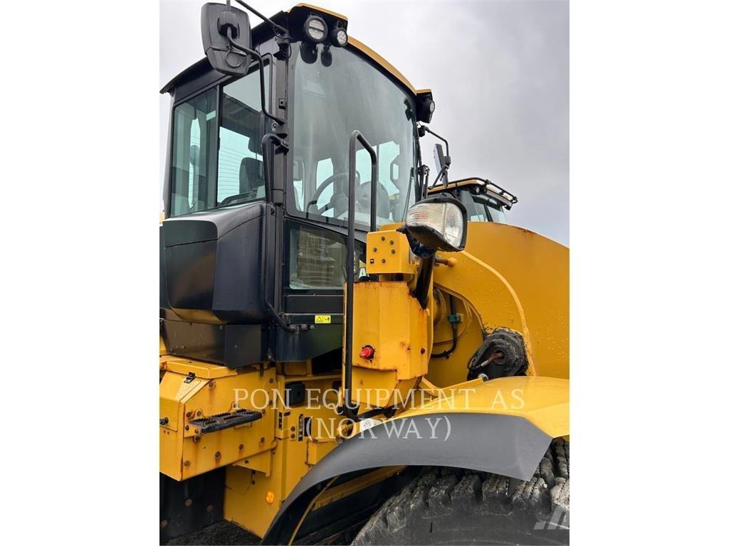 CAT 926M Pale gommate