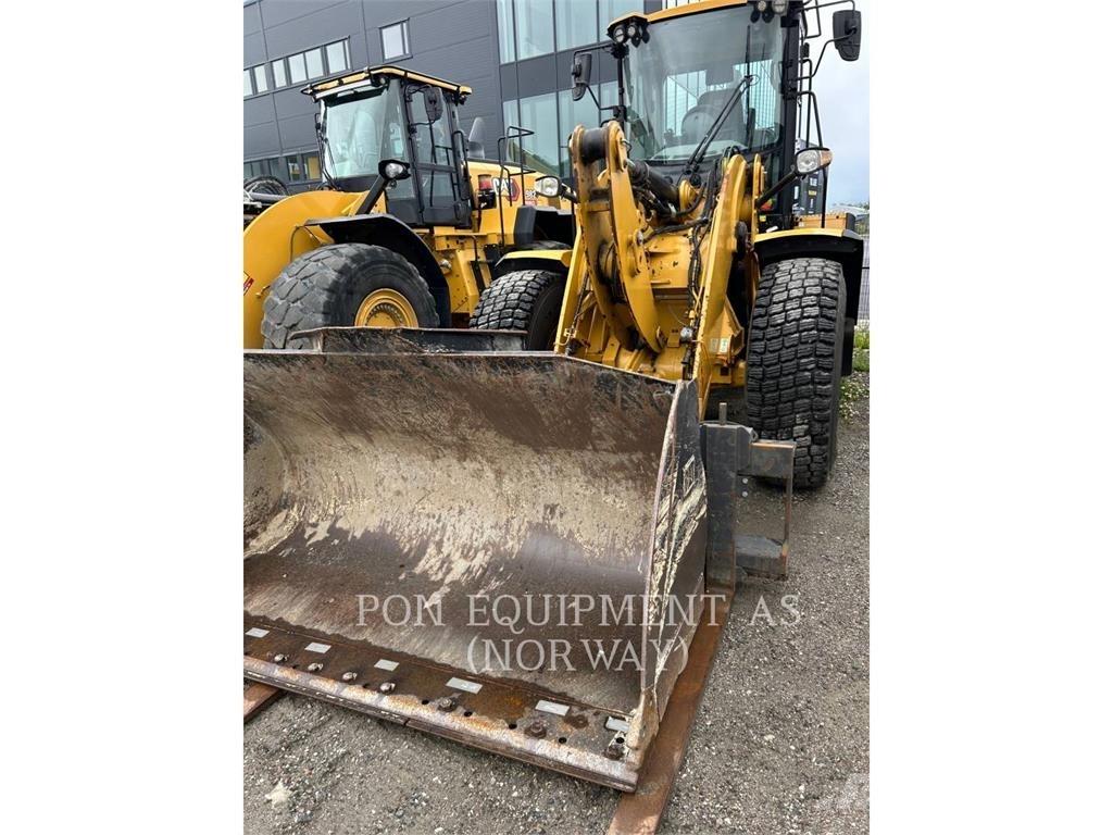 CAT 926M Pale gommate
