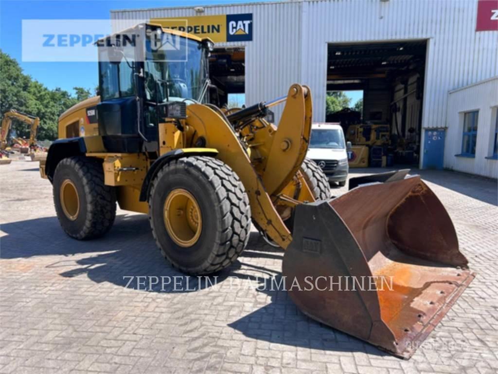 CAT 926M Pale gommate