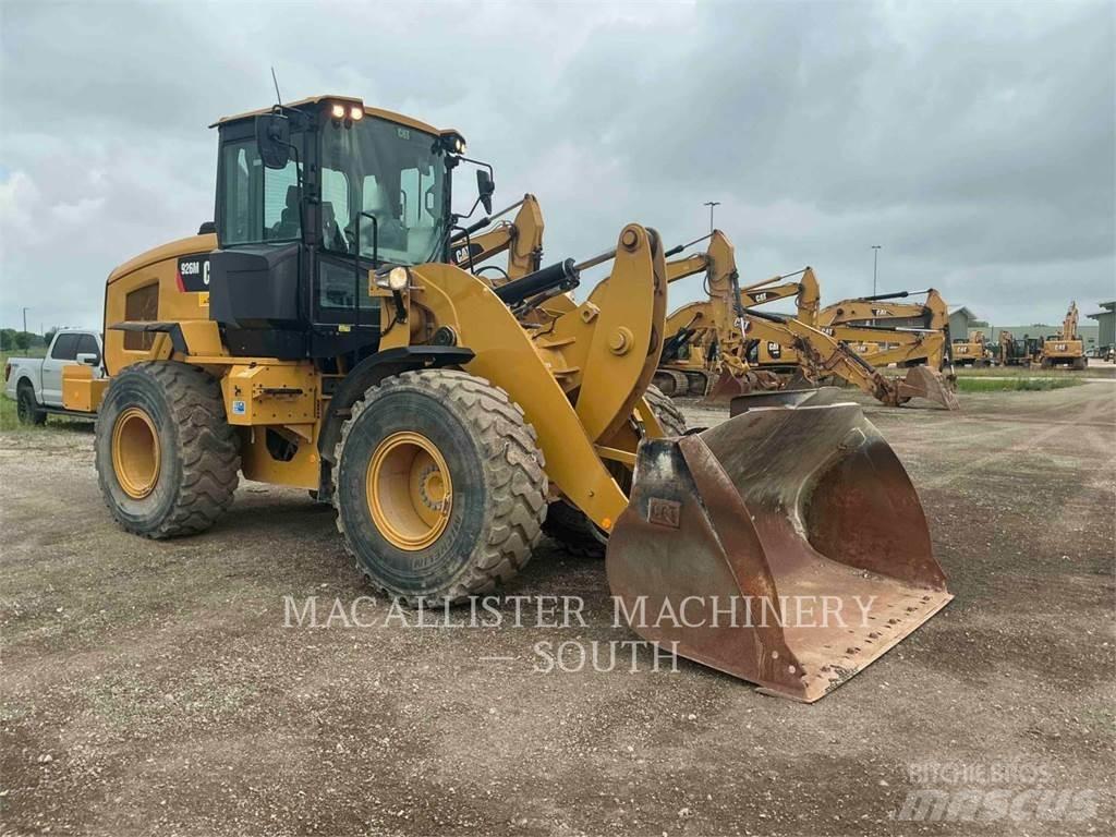 CAT 926M Pale gommate