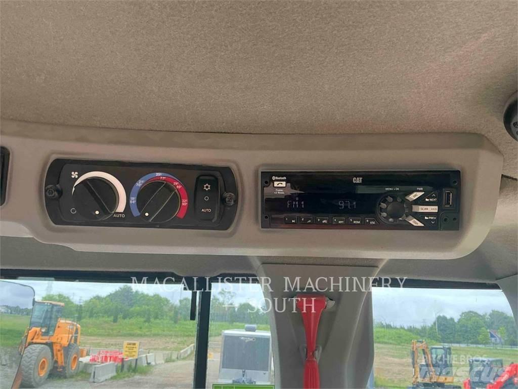 CAT 926M Pale gommate