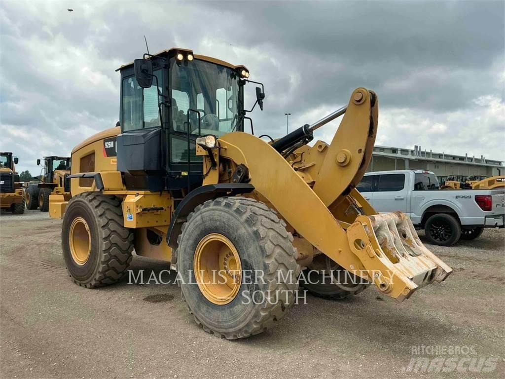 CAT 926M Pale gommate