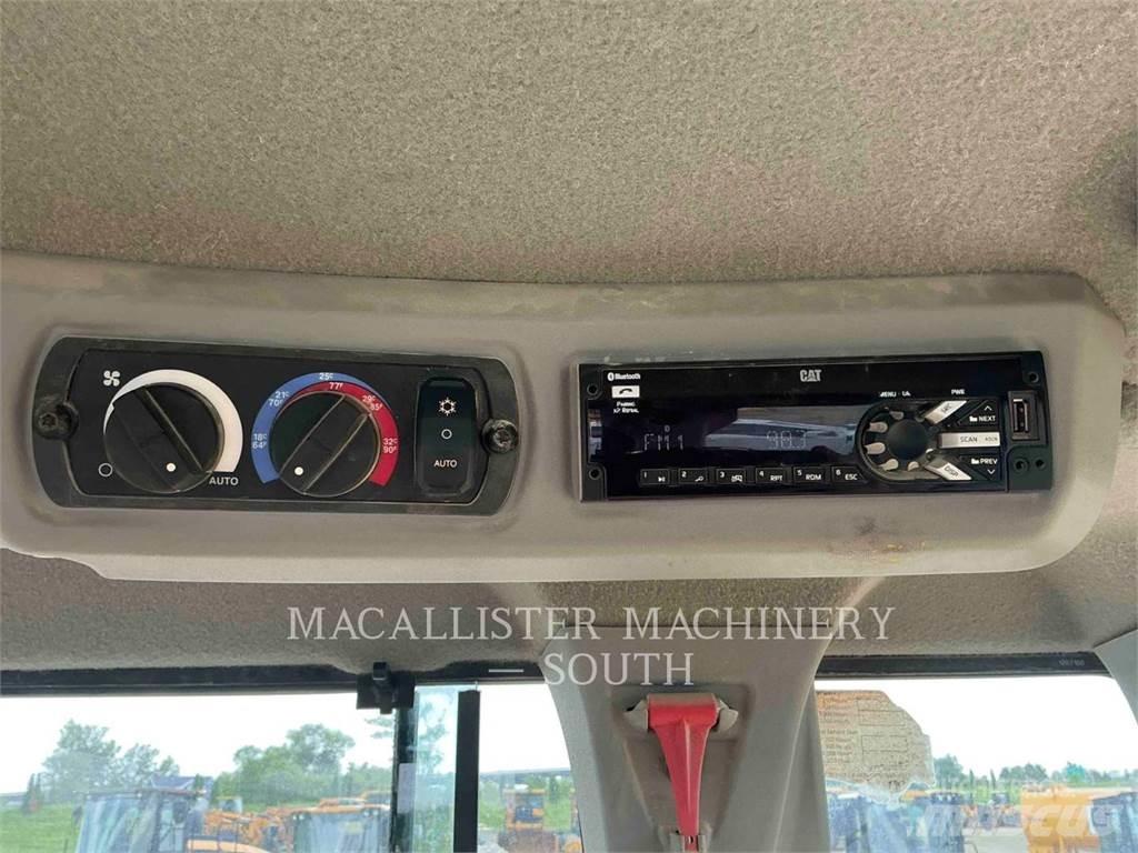 CAT 926M Pale gommate