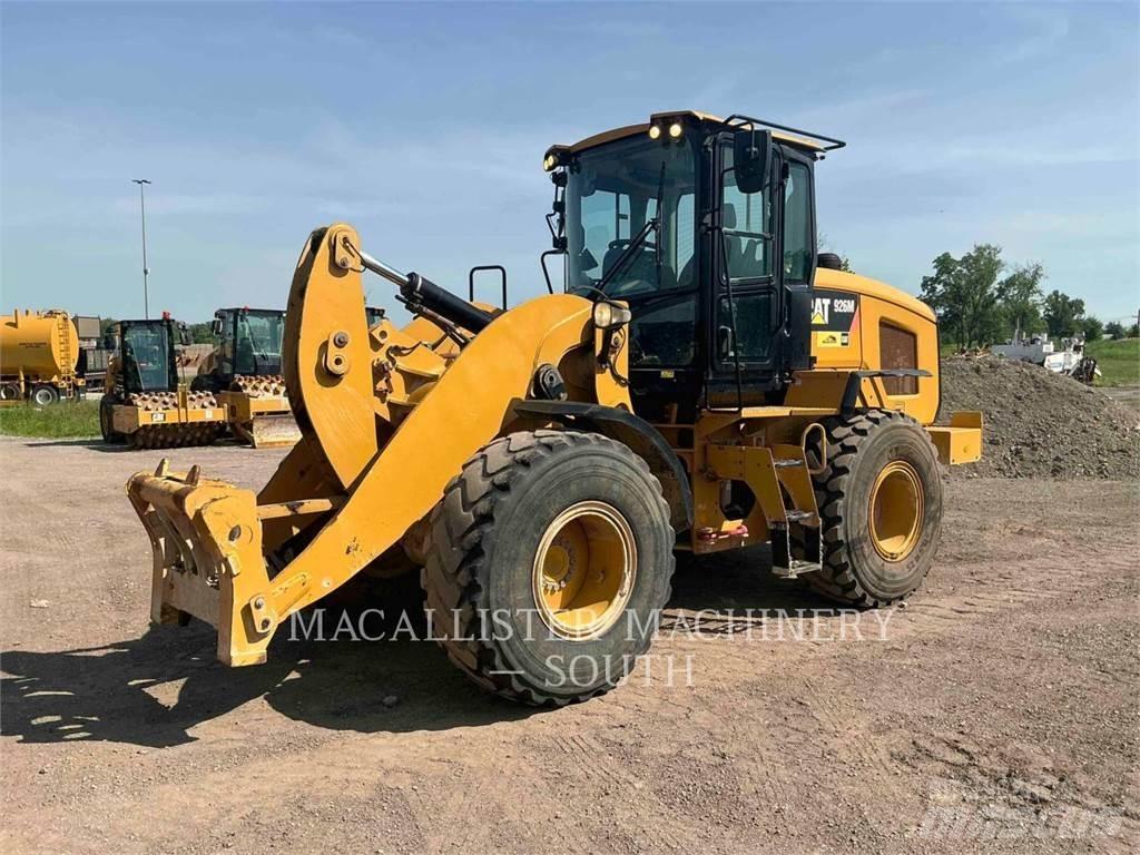 CAT 926M Pale gommate