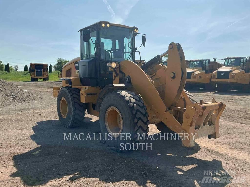 CAT 926M Pale gommate