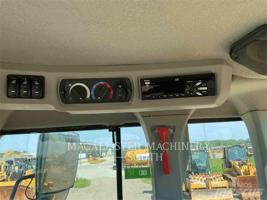 CAT 926M Pale gommate