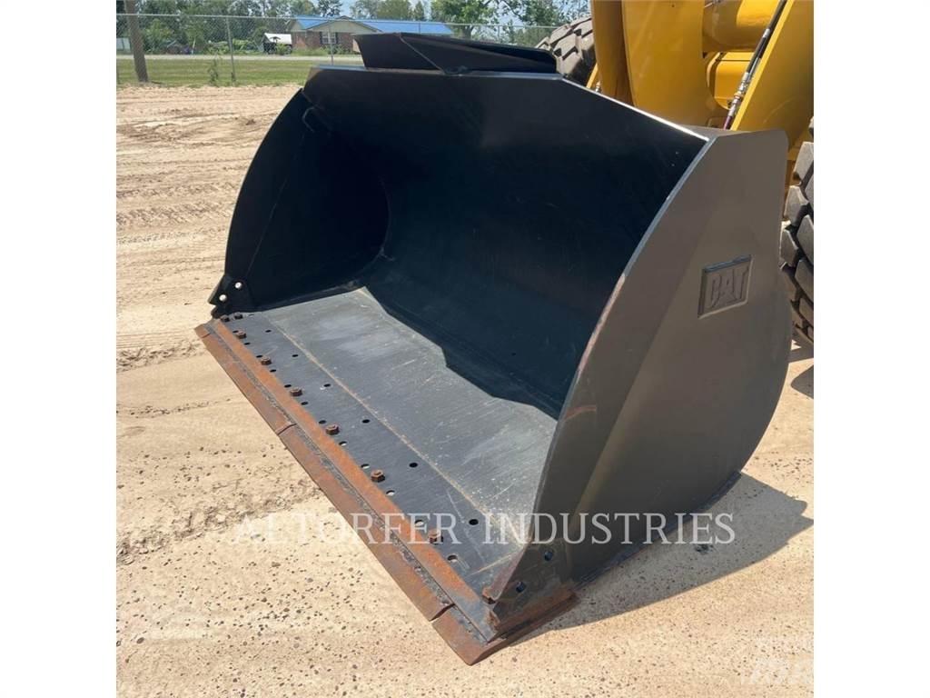 CAT 926M Pale gommate