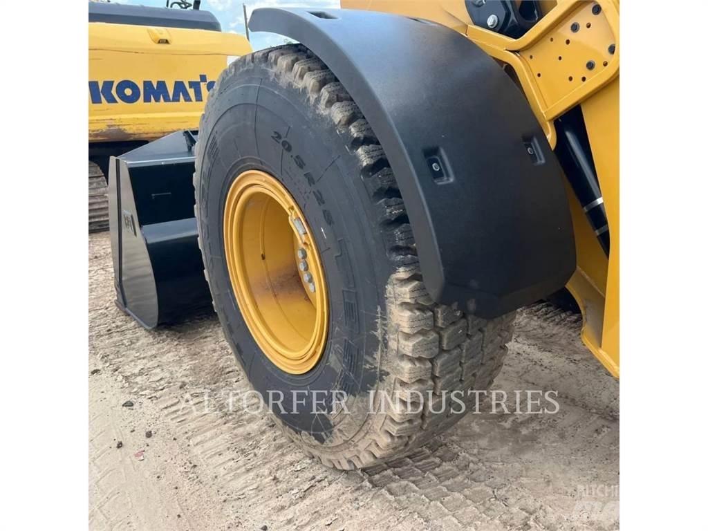 CAT 926M Pale gommate