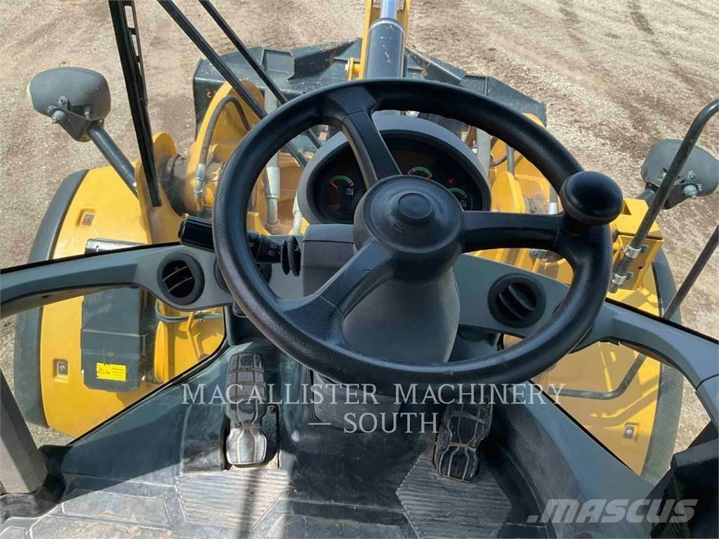 CAT 926M Pale gommate