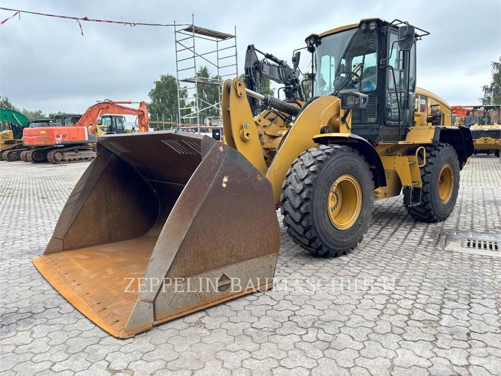CAT 926M Pale gommate