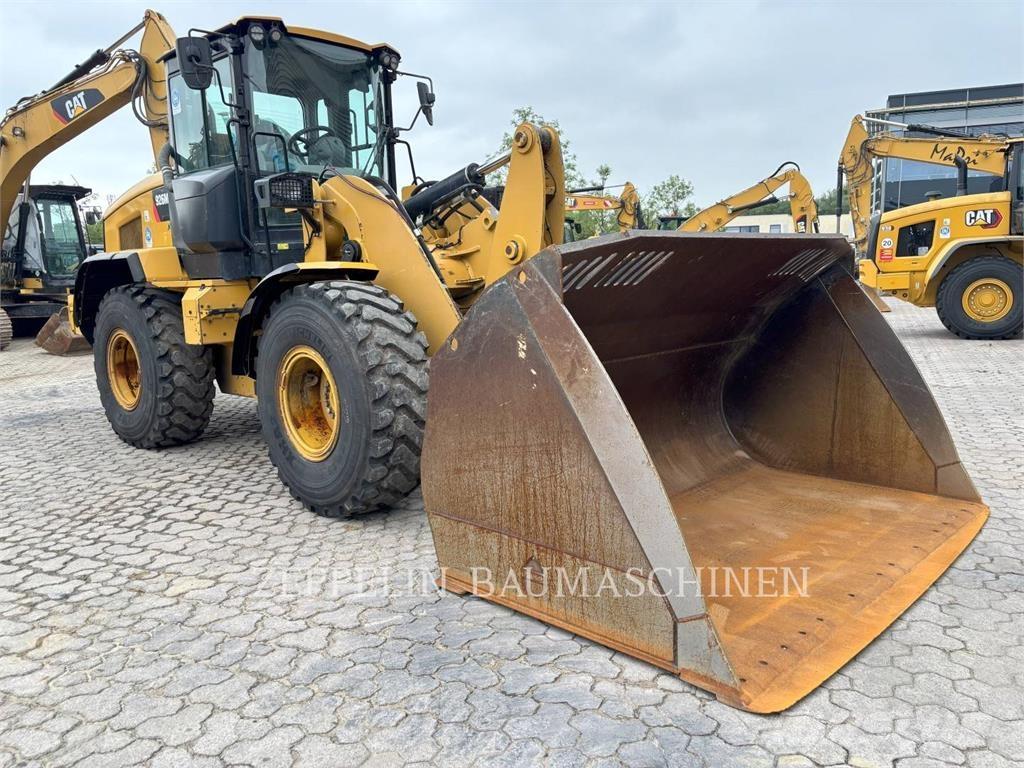 CAT 926M Pale gommate