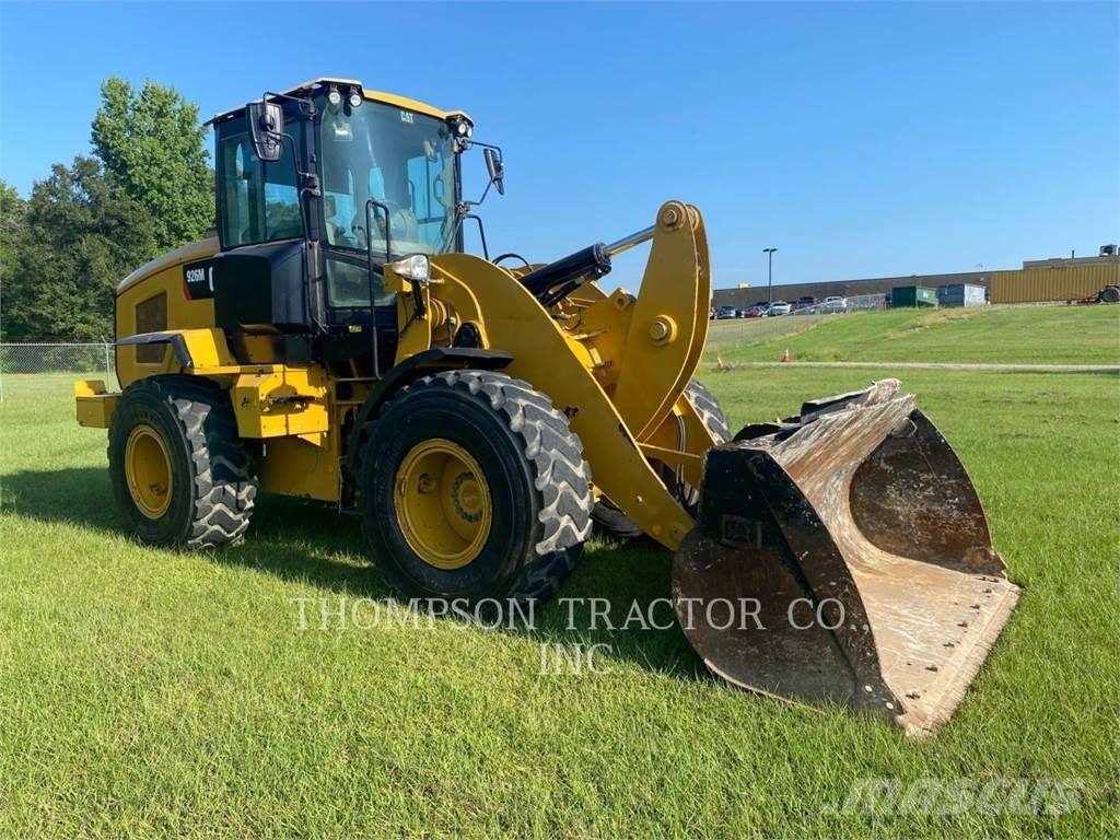 CAT 926M Pale gommate
