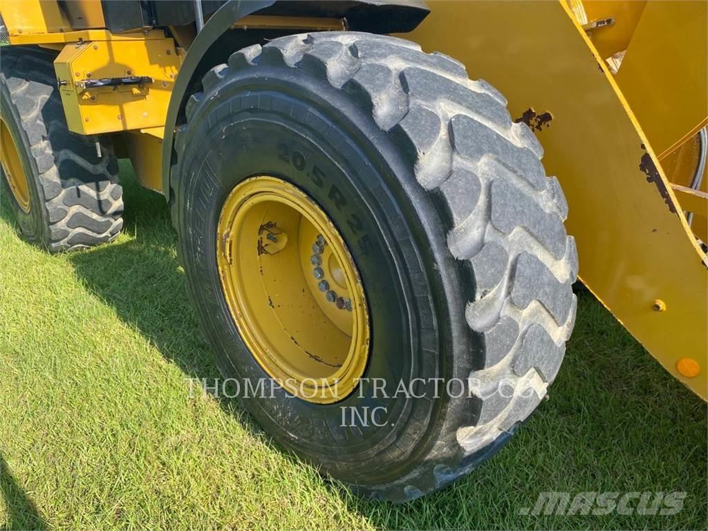 CAT 926M Pale gommate