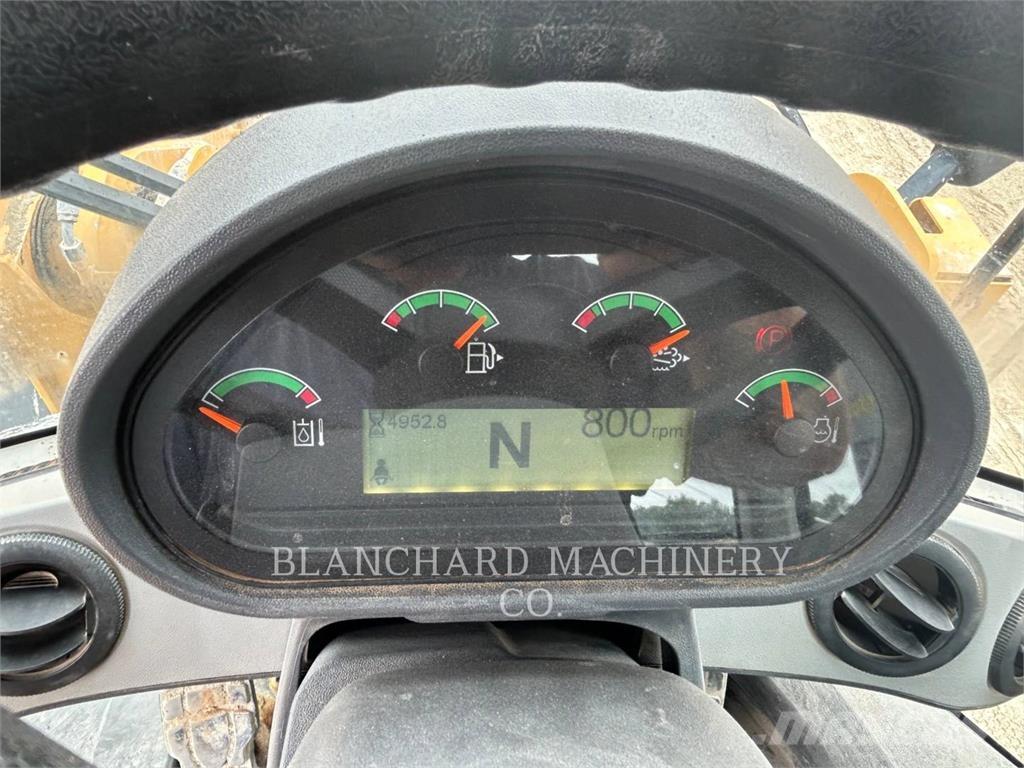 CAT 926M Pale gommate